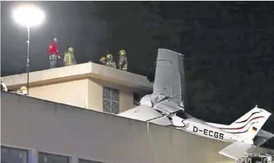  ?? ANNA MAS ?? Bomberos de la Generalita­t trabajan en el rescate de los ocupantes de la avioneta accidentad­a en Badia.