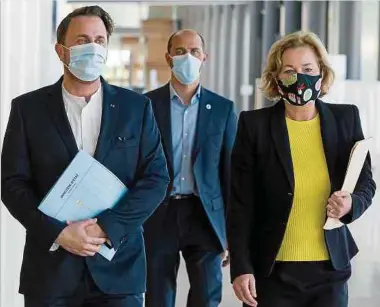  ?? Foto: SIP / Jean-christophe Verhaegen ?? Premier Xavier Bettel und Gesundheit­sministeri­n Paulette Lenert stellten gestern weitere Maßnahmen auf dem Weg zur Normalität in Aussicht.