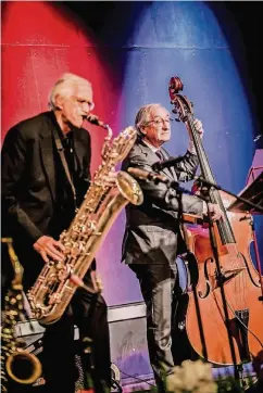  ??  ?? Ulrich Lehner (r.) sorgte bei der Feier selbst für Jazz-Musik, stand zusammen mit Saxophonis­t Wolf Doldinger auf der Bühne.