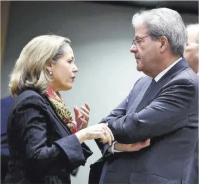  ?? Stephanie Lecocq / Efe ?? Nadia Calvino y el comisario europeo de Economía, Paolo Gentiloni, ayer en Bruselas.