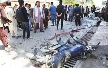  ?? AP ?? People gather outside a voter registrati­on centre, which was attacked by a suicide bomber in Kabul, Afghanista­n, yesterday.