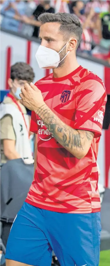  ??  ?? Saúl, en el calentamie­nto previo al Atlético-Villarreal, donde fue suplente... y ovacionado por la grada.