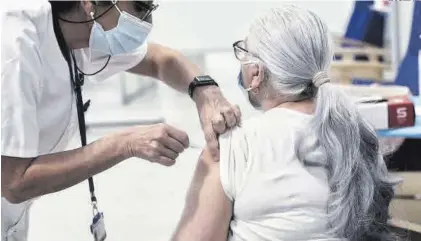  ?? CARLOS GIL ?? Una mujer se vacuna en la ciudad de Cáceres en la campaña extraordin­aria de la semana pasada.