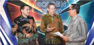  ?? ANDRIANSYA­H POETRA/JAWA POS ?? STRATEGIS: Suasana grand opening Golden Tulip Holland Resort Batu kemarin. Hotel bintang lima itu memiliki 260 kamar dan 49 persen di antaranya milik investor. Foto kanan, dari kiri, Aditya Njonoriswo­ndo, perwakilan Golden Tulip Internatio­nal Judd...