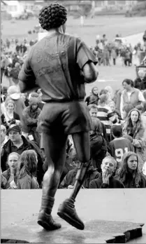  ?? RAY SMITH / CANWEST NEWS SERVICE ?? A bronze statue of Terry Fox is unveiled yesterday in Victoria at the spot where Terry would have completed his cross-country run.