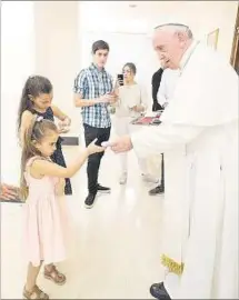  ??  ?? OBSEQUIOS. El Papa Francisco entregó recuerdos a toda la familia.