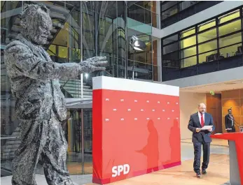  ?? FOTO: DPA ?? Kündigt Gespräche an: der SPD-Parteivors­itzende Martin Schulz am Freitag im Willy-Brandt-Haus.