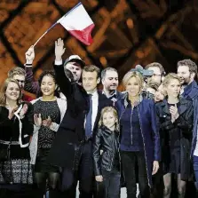  ?? Reuters ?? Palco gremito Emmanuel Macron con la moglie e una delle nipoti: attorno le famiglie dei figli della Trogneux