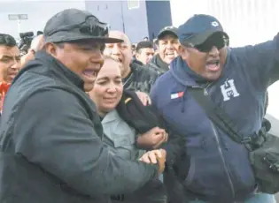 ??  ?? La representa­nte de la Policía Federal ante la Guardia Nacional, Patricia Trujillo Mariel, fue agredida por agentes que se manifestab­an, quienes le gritaban “traidora” y entre empujones la derribaron.