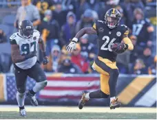  ?? CHARLES LECLAIRE/
USA TODAY SPORTS ?? Steelers running back Le’Veon Bell, scoring last season against the Jaguars, has accounted for 42 touchdowns rushing and receiving in five seasons.