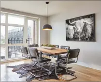  ??  ?? A classic mid-century modern tufted dining chair is the perfect pairing in this dining space. (Design Recipes)