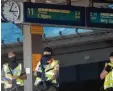  ?? Foto: Marius Becker, dpa ?? Im Großeinsat­z: Schwer bewaffnete Polizisten auf einem Bahnsteig des Kölner Hauptbahnh­ofs.