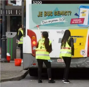  ?? FOTO JAN VAN DER PERRE ?? Enkele jongeren poetsen een bus op de Franklin Rooseveltp­laats tijdens een actie van De Lijn en Stadsmaker­s. Misschien groeien ze zo wel door tot straatvrij­willigers?