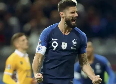  ??  ?? Personaggi/1
Sopra Olivier Giroud, 33 anni, attaccante francese in forza al Chelsea che la Lazio ha cercato di prendere già durante il mercato a gennaio scorso. A destra il presidente biancocele­ste Claudio Lotito, 62 anni, alla guida del club dal 2004