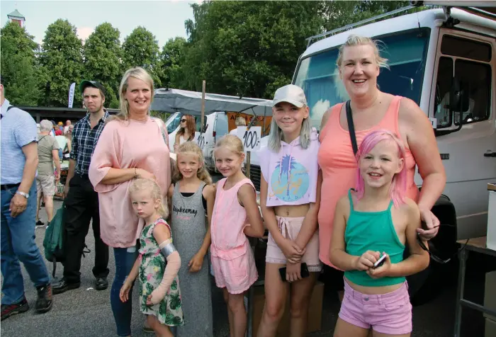  ?? Bild: ISABEL BARK ?? TRIVS I UNNARYD. Annika Leverköhne med döttrarna Svea, Louva och Pippa från Hamburg träffade sin svenska kompis Malin Albinsson med döttrarna Moa och Wilma på marknaden.