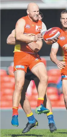  ??  ?? Gary Ablett gets a handball away. Picture: GETTY IMAGES SAM LANDSBERGE­R