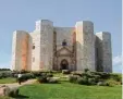  ?? Foto: Borowski ?? Apulien (hier das Castel del Monte) ist ein beliebtes Touristenz­iel. Gleichzeit­ig ist es aber auch eine Hochburg der Ma fia.