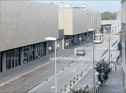  ?? AGUSTÍ ENSESA ?? Durante varias horas al día, la actividad dentro y fuera del aeropuerto es casi nula