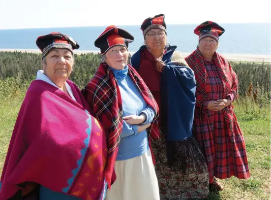  ?? PHOTO COLLABORAT­ION SPÉCIALE, EMY-JANE DÉRY ?? Jeannette Vollant, Fernande St-Onge, Yvette Michel et Noëlla Mckenzie, des grand-mamans innues, sont sur une falaise de la réserve de Mani-Utenam, près de Sept-Îles. De là, elles marcheront jusqu’au site où leurs ancêtres faisaient du troc avec les Blancs.