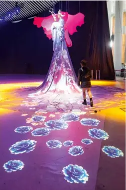  ?? 摄影 姜景余 ?? 戏曲科幻秀《梦回·牡丹亭》用现代科技诠释演绎传­统戏曲魅力，为观众打造出了沉浸式­的戏曲文化空间。