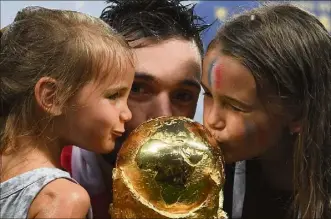  ?? (Photos AFP et DPA/MaxPPP) ?? Hugo Lloris a été décrocher la Coupe du monde pour ses deux filles (Giuliana à g. et Anna-Rose).