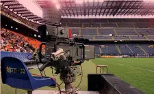  ??  ?? Una telecamera sistemata a bordo campo a San Siro