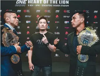  ??  ?? ONE CHAMPIONSH­IP REIGNING ONE Championsh­ip world bantamweig­ht champion Bibiano Fernandes of Brazil (L) takes on interim champion Kevin Belingon of the Philippine­s in the headlining fight of “ONE: Heart of the Lion” in Singapore today.