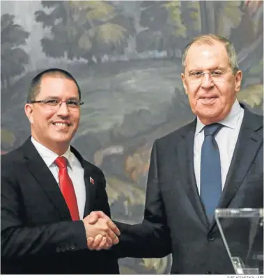  ?? YURI KOCHETKOV / EFE ?? El canciller venezolano, Jorge Arreaza, y su homólogo ruso, Sergei Lavrov, se estrechan la mano ayer en Moscú.