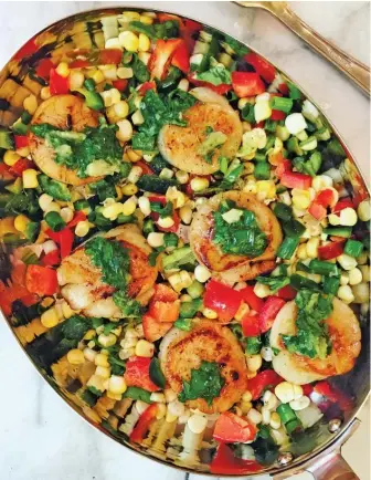  ?? LYNDA BALSLEV/TASTEFOOD ?? The best way to cook a scallop is to sear it. Use a cast-iron skillet if possible. Enjoy them in this sweet corn and garden salad.