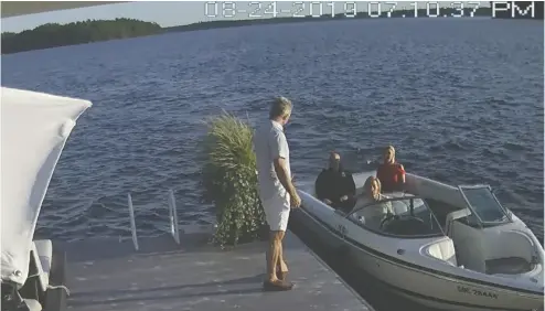  ?? COURT HANDOUT ?? Screen shots of security video showing Linda O’leary (in blue jeans and white top), wife of celebrity investor Kevin
O’leary (in black shirt), driving the speedboat to a neighbour’s cottage on the evening of a fatal boat crash.