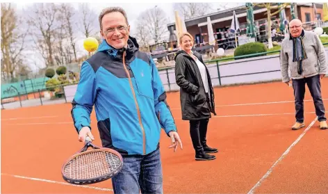  ?? FOTO: G. SALZBURG ?? Jens Goetz, Christiane Breitenben­den und Hendrik Vandamme (v.l.) auf einem der beiden sanierten Tennisplät­ze am Hemmerdene­r Weg.