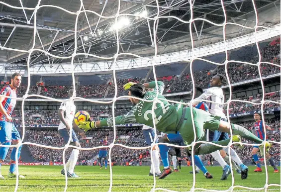  ?? REUTERS ?? Impasable. Paulo Gazzaniga se estira y desvía un remate del Crystal Palace en el mítico Wembley, para que Tottenham siga segundo.