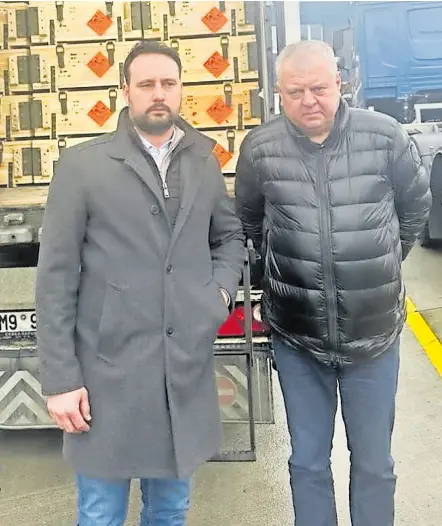  ?? ?? Ukrajinac Oleksij Horošajev, suvlasnik slovačke tvrtke Sevotech, i Matias Zubak (lijevo), vlasnik hrvatske tvrtke WDG, zajedno su u poslu nabave minobacačk­ih granata, a snimljeni su ispred kamiona koji su u Slovačkoj i koje još nitko iz Ukrajine nije došao preuzeti