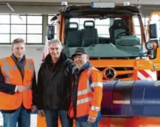  ?? Foto: Kerstin Weidner ?? Bürgermeis­ter Richard Greiner, Johann Zill (Leiter Bauhof Neusäß) und Manfred Katheder (Bauhof Neusäß) freuen sich über den neuen Unimog.