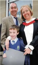  ??  ?? Family celebratio­n Colin and Susanne- Rose Campbell ( Bachelor of Science, Health Studies) with their son Crawford 081116awar­d_ 13