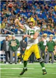  ??  ?? El pasador Aaron Rodgers lanza el ovoide en un partido de GB.