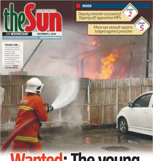  ?? MASRY CHE ANI/THESUN ?? TOUGH JOB ...
Due to intense heat, a firefighte­r is forced to keep a safe distance while dealing with a blaze in Penang yesterday that destroyed a house and five shops in Jalan Datuk Keramat. –