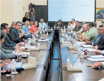  ??  ?? MEDIDA. En la última cita, las fuerzas políticas que participan en el prediálogo nacional decidieron trasladars­e al Congreso.