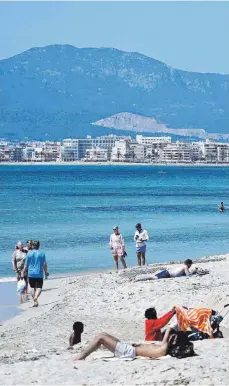  ?? FOTO: CLARA MARGAIS/DPA ?? Entspannun­g statt Party: Menschen sonnen sich am Strand von El Arenal auf der Insel Mallorca.