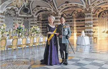  ?? FOTO: CHRISTOPH ASSMANN ?? Spielen Geschichte nach: Sunnyi Melles als Kaiserin Auguste Viktoria und Sylvester Groth als Kaiser Wilhelm II. in dem ZDF-Dokudrama „Kaiserstur­z“.