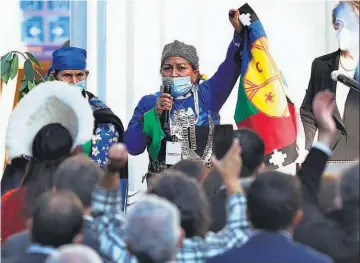  ??  ?? Tenso. Elisa Loncón, constituye­nte mapuche, fue electa presidenta de la Convención.