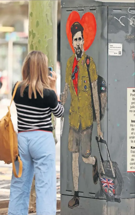  ??  ?? La imagen de Messi marchándos­e del Barça en un graffiti, ayer en Barcelona.