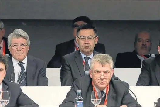  ?? BALLESTERO­S / EFE ?? El presidente Ángel Villar y detrás los presidente­s del Barcelona, Josep Maria Bartomeu, y del Atlético, Enrique Cerezo