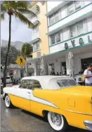  ??  ?? Ocean Drive, dans le quartier Art Deco, expose quelques belles américaine­s des 50’s.