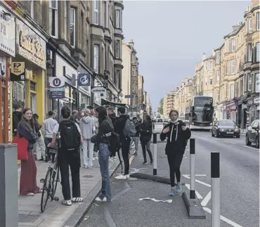  ?? ?? Some 30 prospectiv­e tenants queue to view a flat on Morningsid­e Road, Edinburgh.