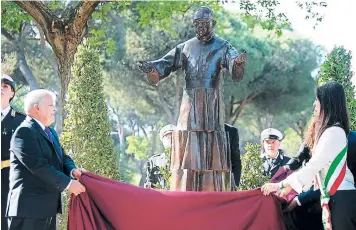  ??  ?? El presidente Salvador Sánchez Cerén develó, junto a la alcaldesa de Roma Virginia Raggi, la estatua de bronce del santo Óscar Arnulfo Romero.