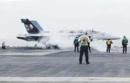  ?? ?? Un avión de combate F-18E se prepara para despegar del portaavion­es USS Theodore Roosevelt, durante los dos días de maniobras militares.