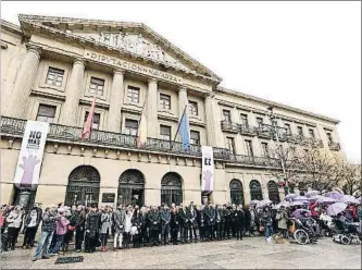  ?? JESUS DIGES / EFE ?? Concentrac­ión en protesta por la violencia machista, ayer en Pamplona