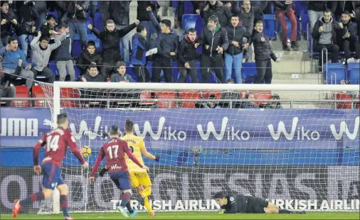  ??  ?? EL SEGUNDO. Charles anotó de esta forma el gol que encarrilab­a la victoria, con un tanto marca de la casa con cabezazo a pase de Cote.