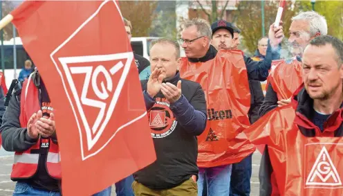  ?? FOTOS (2): ECKHARD JÜNGEL ?? Rund 500 Arbeitnehm­er des Automobilz­ulieferers Musashi hatten sich am Montag voriger Woche zu einer Kundgebung auf dem Zentralen Platz in Leinefelde versammelt. Aus allen sechs deutschen Standorten waren Vertreter gekommen.